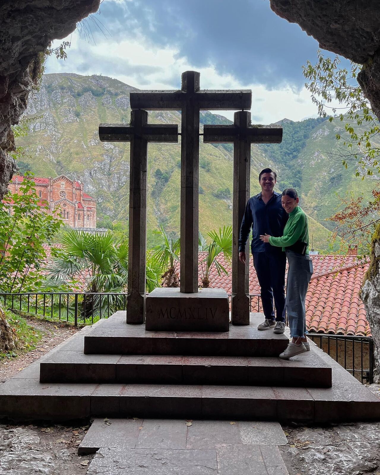 Aranza y Miguel en cumbre con tres cruces, paisaje montañoso
