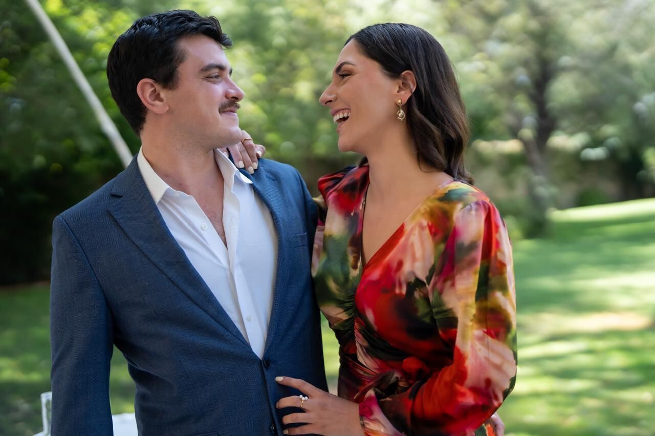 Aranza y Miguel riendo en el jardín