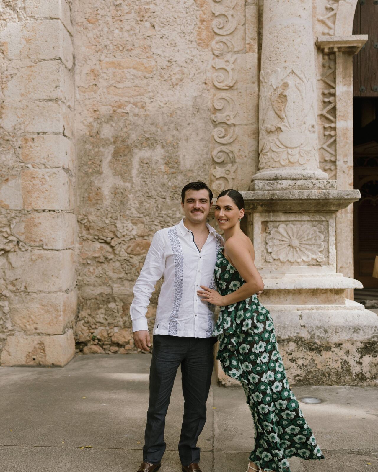 Aranza y Miguel frente a iglesia colonial, vestido verde olivo