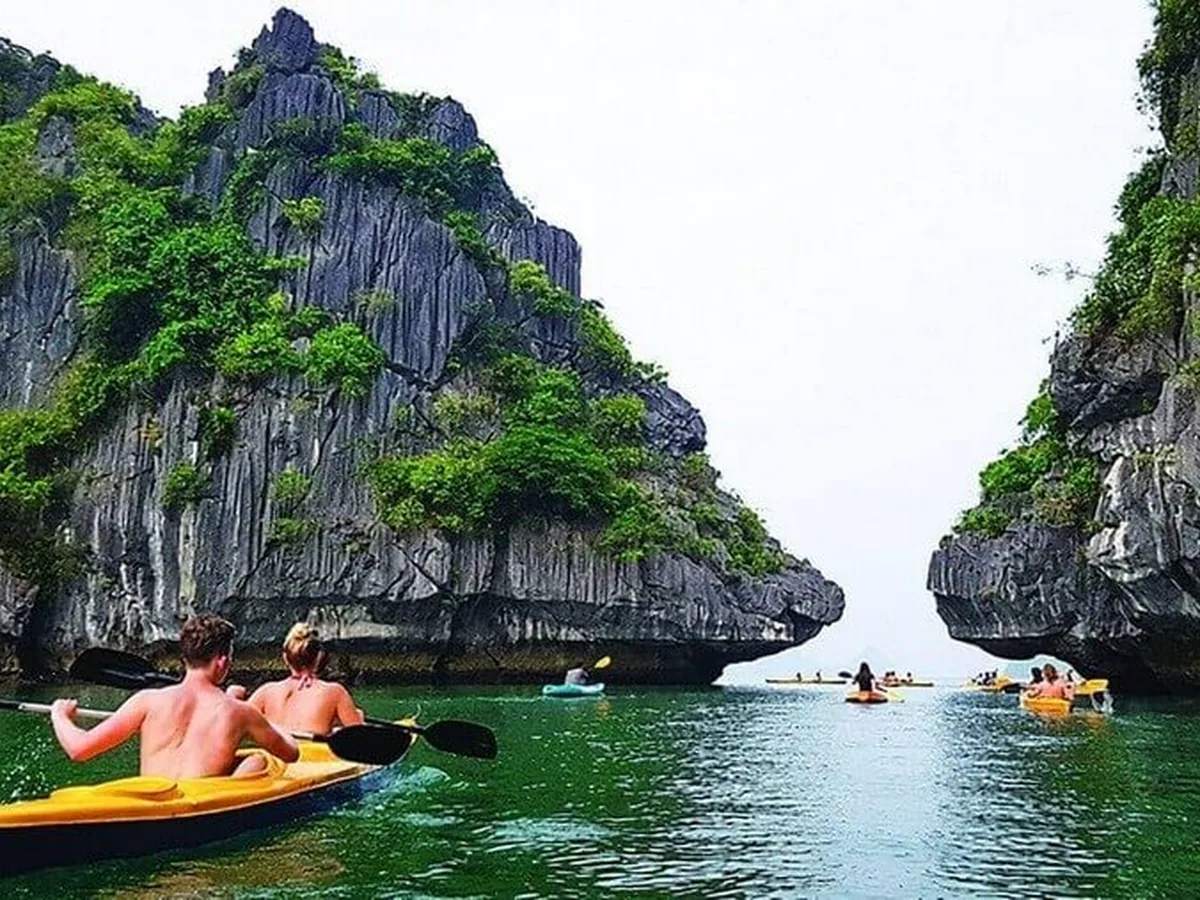 Kayaking en Halong Bay