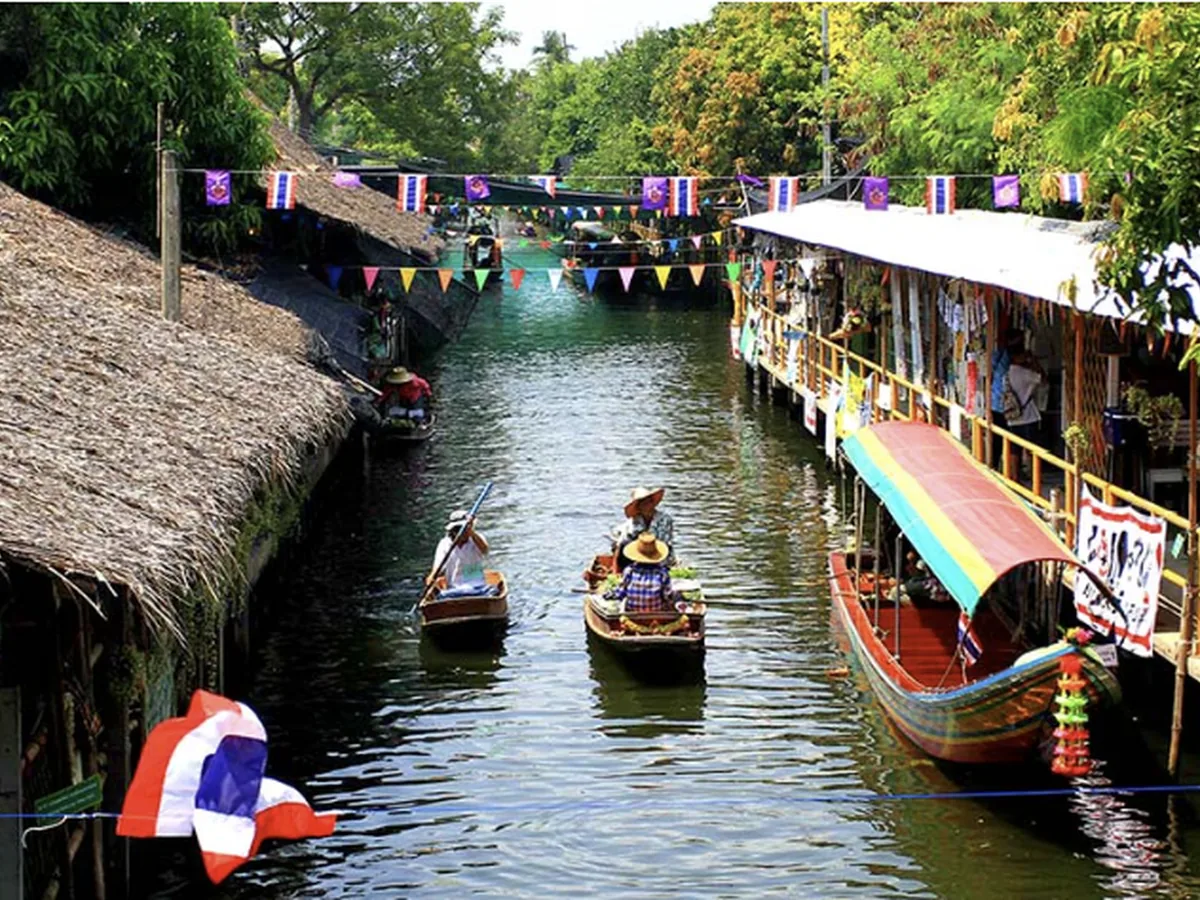 Mercado flotante cerca de Bangkok