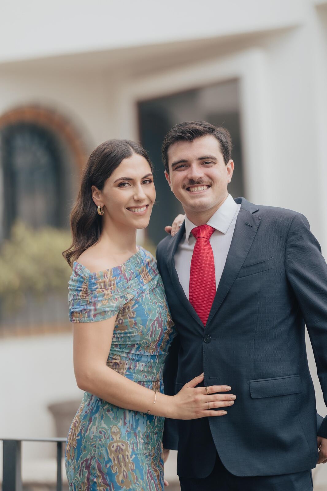 Retrato editorial de la pareja en jardín cálido